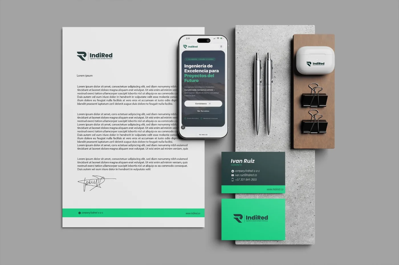 Sistema de identidad visual con papelería corporativa, tarjeta, membrete, empaque y aplicaciones de marca