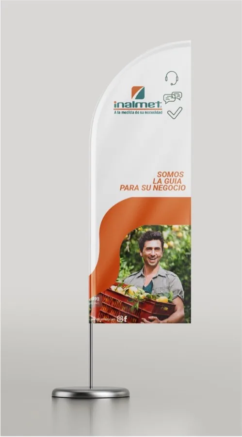 Pendón publicitario vertical con branding promocional, información gráfica y aplicación para eventos o puntos de atención