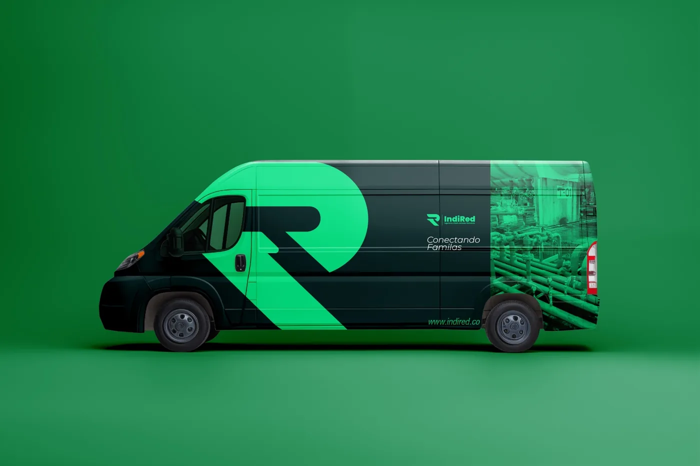 Aplicación de identidad visual sobre vehículo comercial tipo van con diseño envolvente y branding corporativo