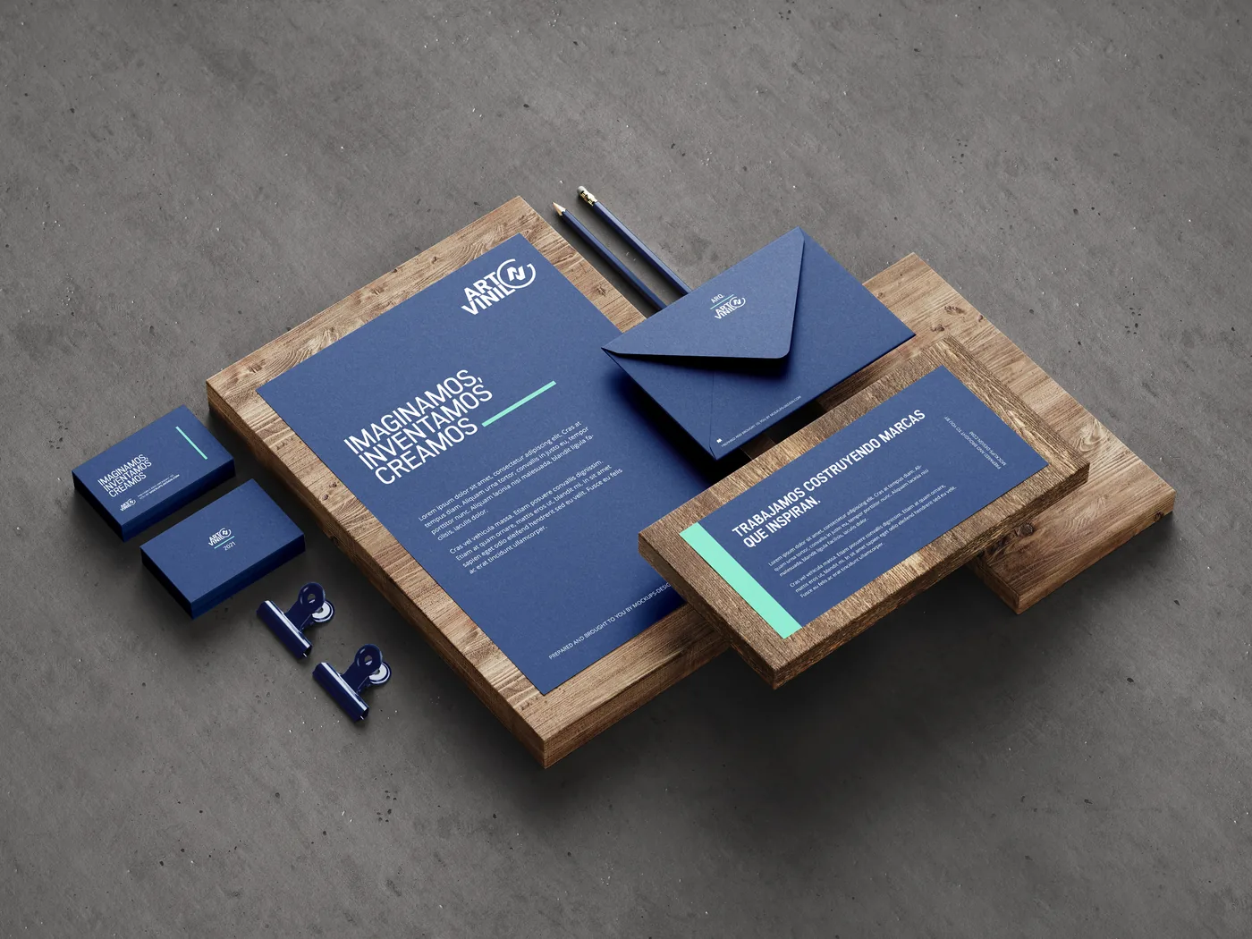 Sistema de marca y presentación corporativa con tarjetas, carpeta, papelería y piezas impresas de identidad visual