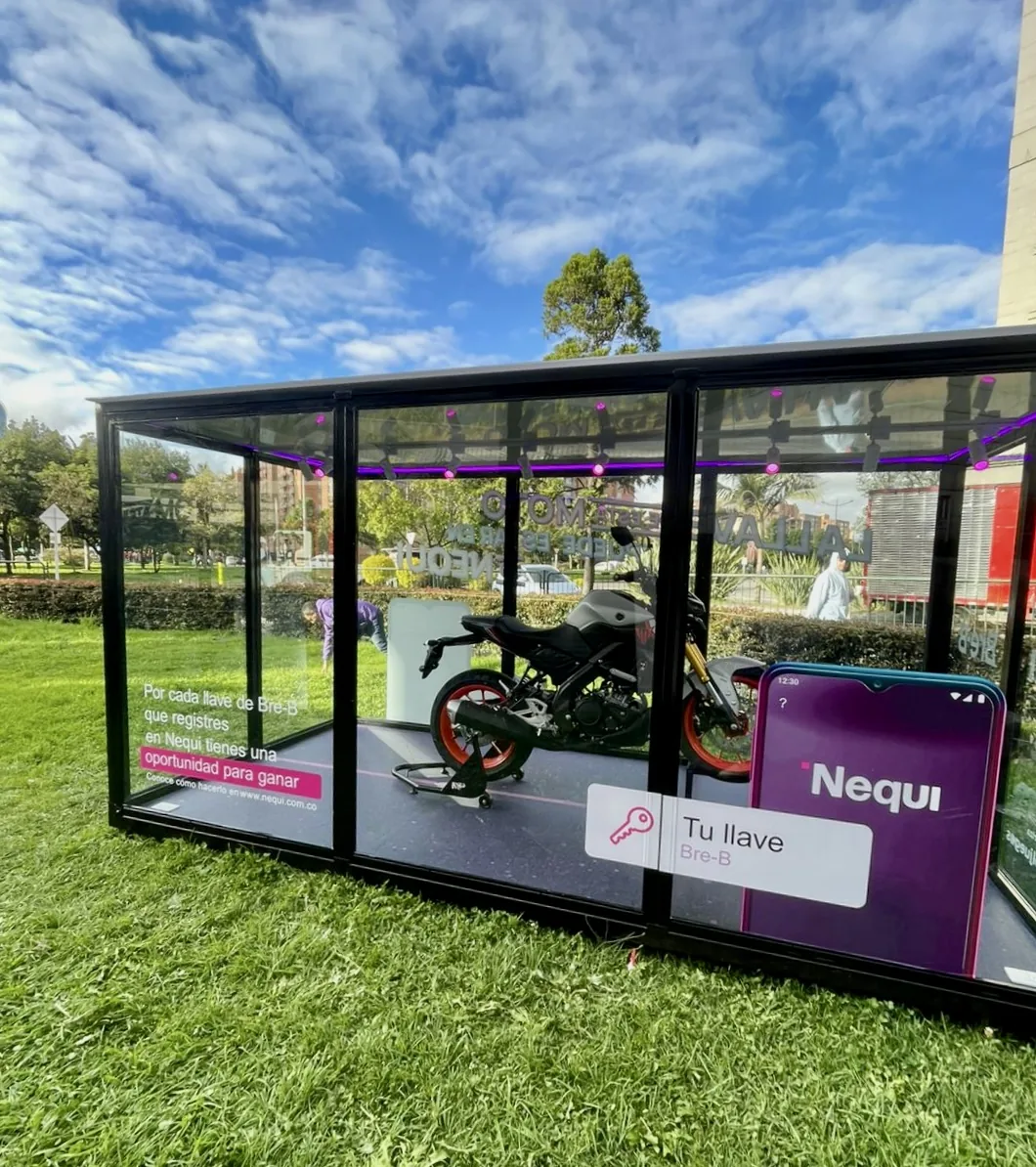 Activación BTL en espacio exterior con personajes de Poker tipo naipe, vestuario promocional y dinámica de marca en zona verde