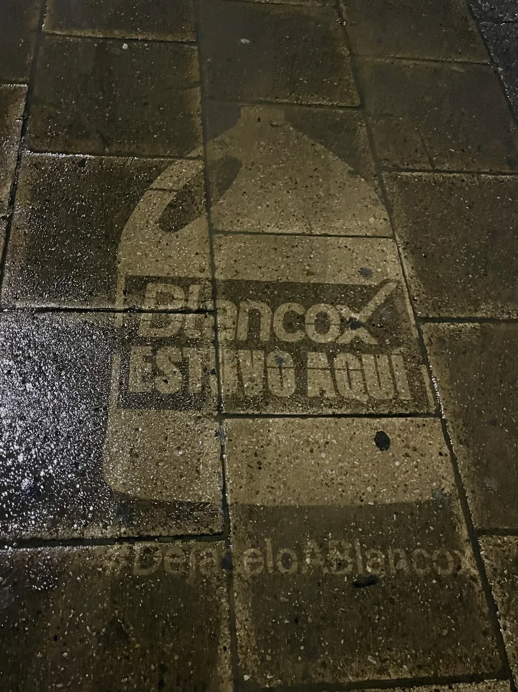 Experiencia BTL comercial con producción de elementos publicitarios, ambientación de marca y montaje para campaña promocional
