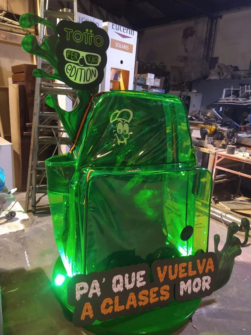 Ambientación BTL de Spotify con vegetación, iluminación de color verde y rojo, espejos con logotipo y montaje escenográfico para experiencia de marca