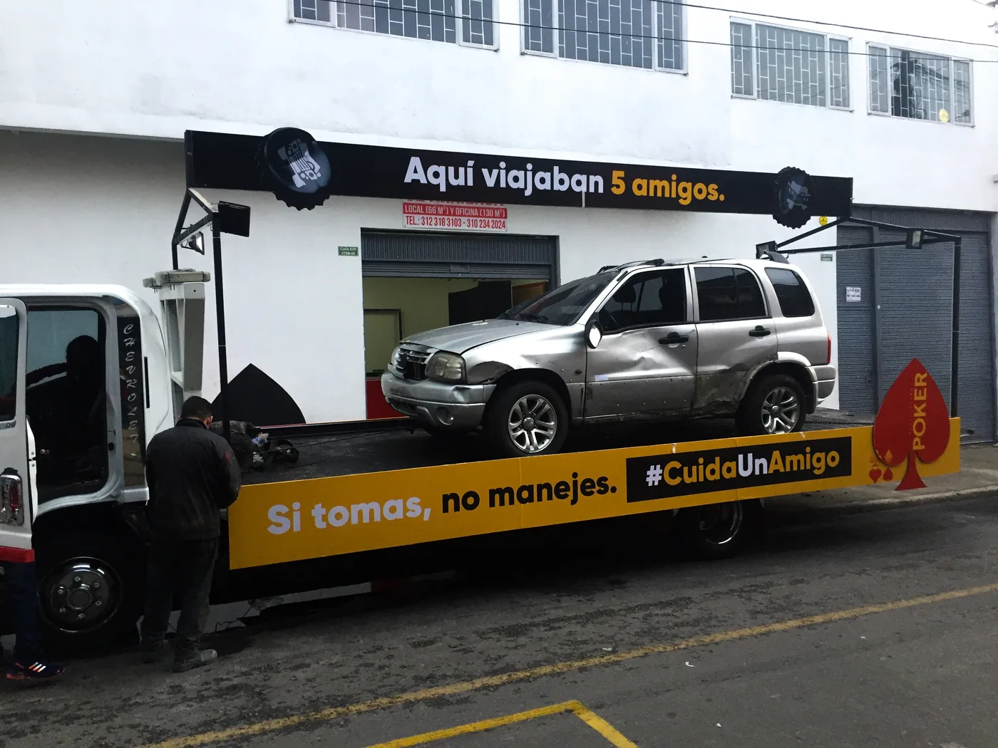 Módulo interactivo de Tottó con estructura verde translúcida, iluminación interna, gráfica promocional y mensaje de regreso a clases