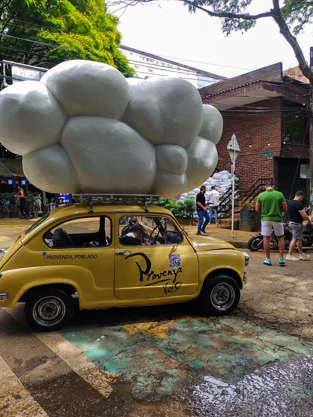 Carro amarillo escenográfico de Provenza con nube volumétrica en el techo para activación BTL en espacio exterior