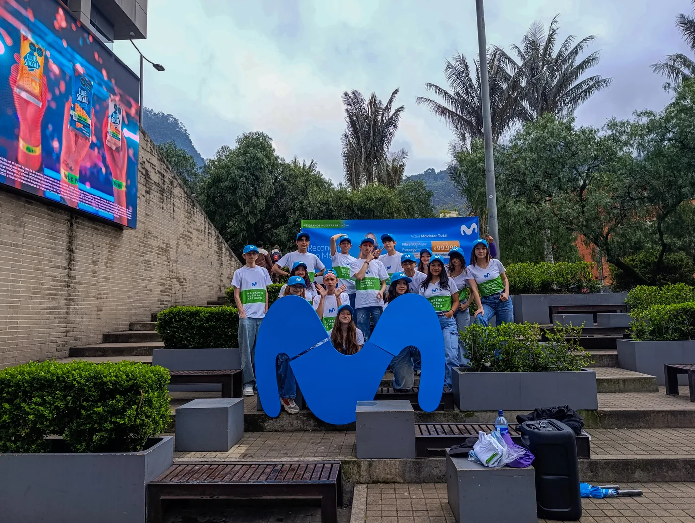 Equipo promocional de Movistar en activación BTL exterior con camisetas, gorras, elementos de marca y backing comercial