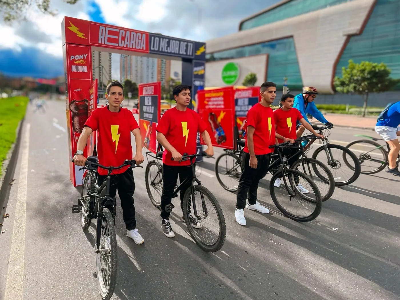 Equipo promocional en bicicletas con vallas publicitarias de Pony Malta para activación BTL en vía urbana
