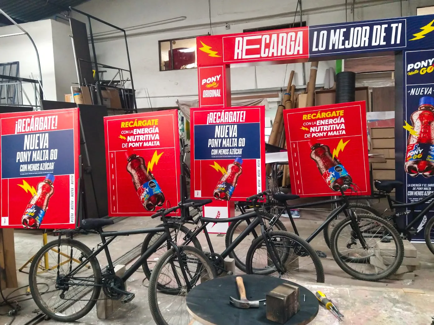 Producción de piezas BTL para Pony Malta con bicicletas, vallas promocionales, estructuras impresas y elementos de activación comercial