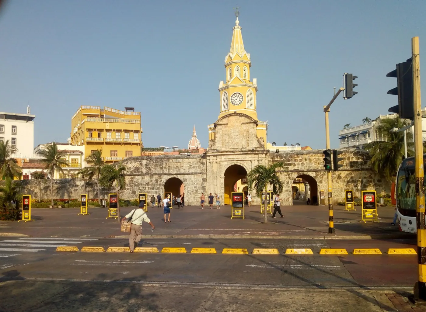 Circuito de piezas promocionales de Águila instaladas en plaza pública de Cartagena con estructuras amarillas y gráficas de producto