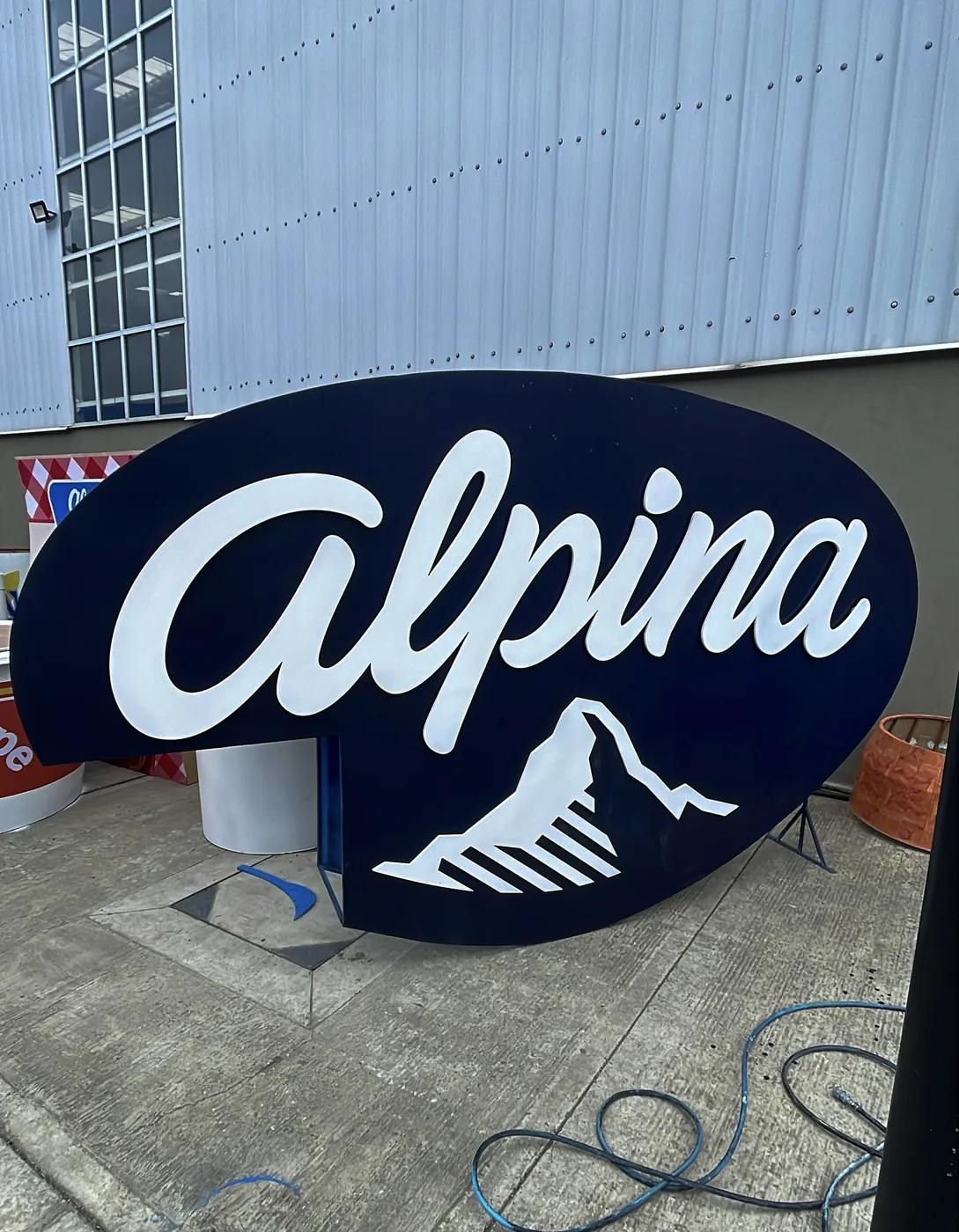Letrero volumétrico de Alpina con logo corporativo en gran formato, acabado rígido y montaje para evento o activación de marca