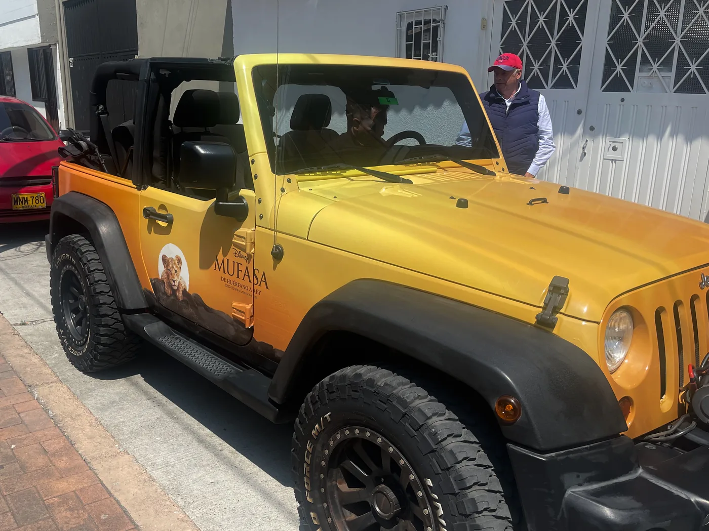 Jeep amarillo brandeado con gráfica de Disney Mufasa, aplicado en laterales para activación promocional de entretenimiento
