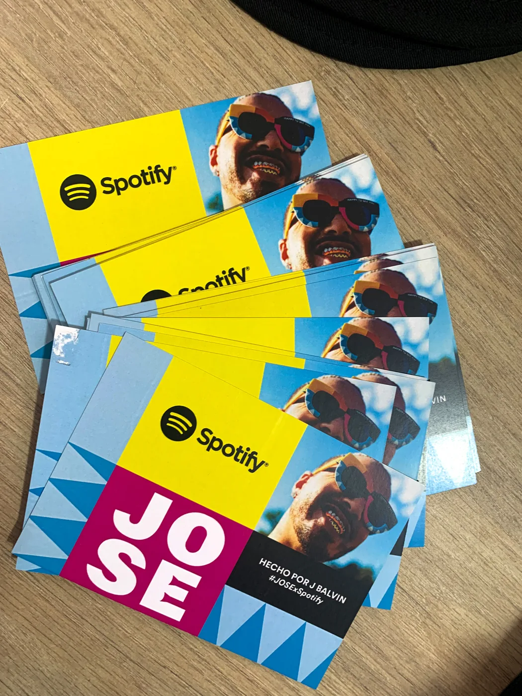 Material impreso promocional de Spotify con piezas gráficas personalizadas, tarjetas de campaña y acabados para activación de marca