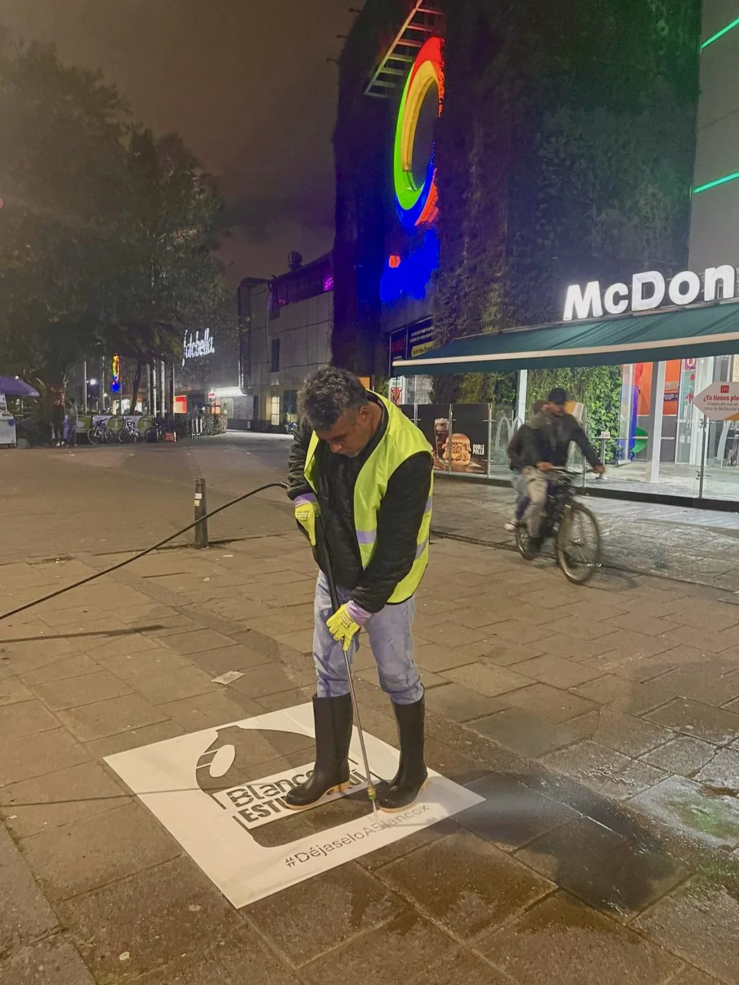 Valla publicitaria instalada en espacio urbano para marca de consumo con gráfica de gran formato y alta visibilidad peatonal