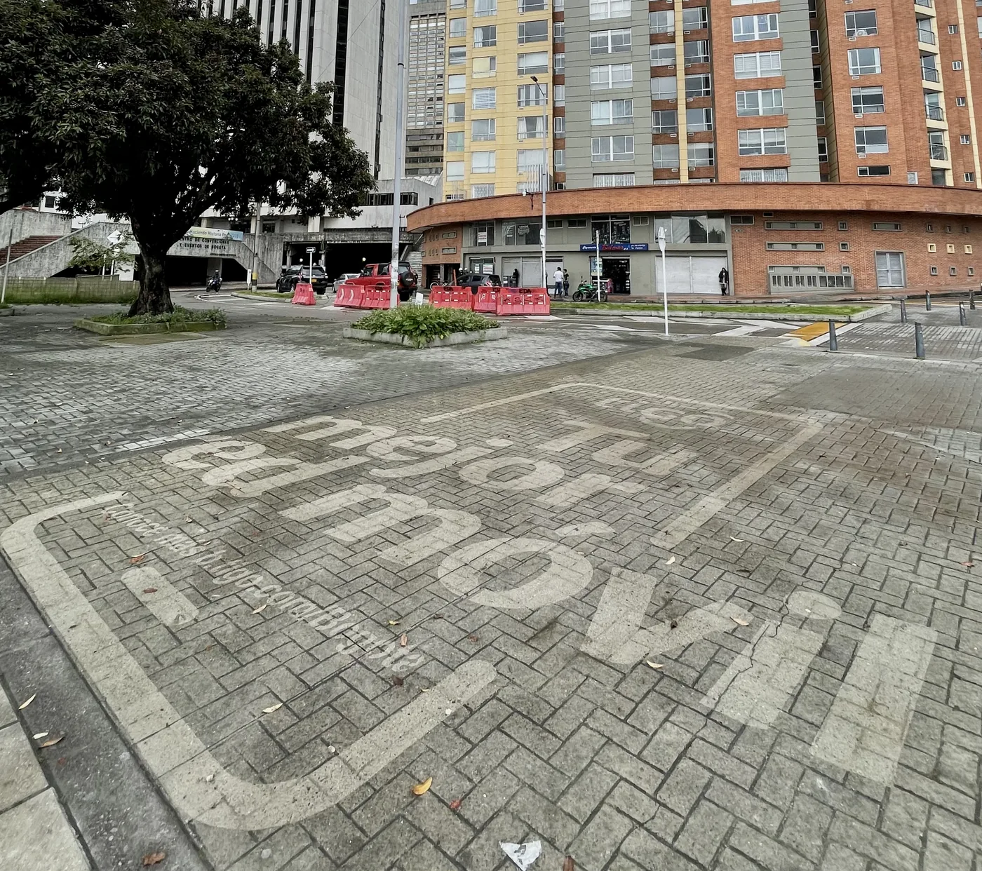 Activación BTL de marca con montaje promocional, elementos gráficos y experiencia comercial para interacción con usuarios