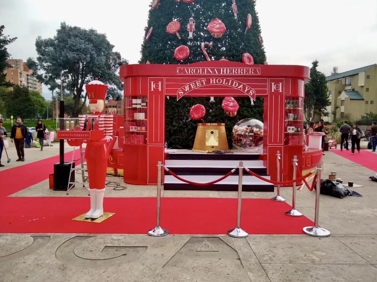 Arco decorativo de Carolina Herrera con cascanueces y árbol de Navidad de fondo para ambientación comercial de temporada