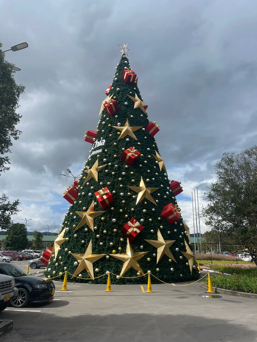 Árbol de Navidad completo instalado en Centro Chía con decoración de regalos, estrellas, luces y base escenográfica
