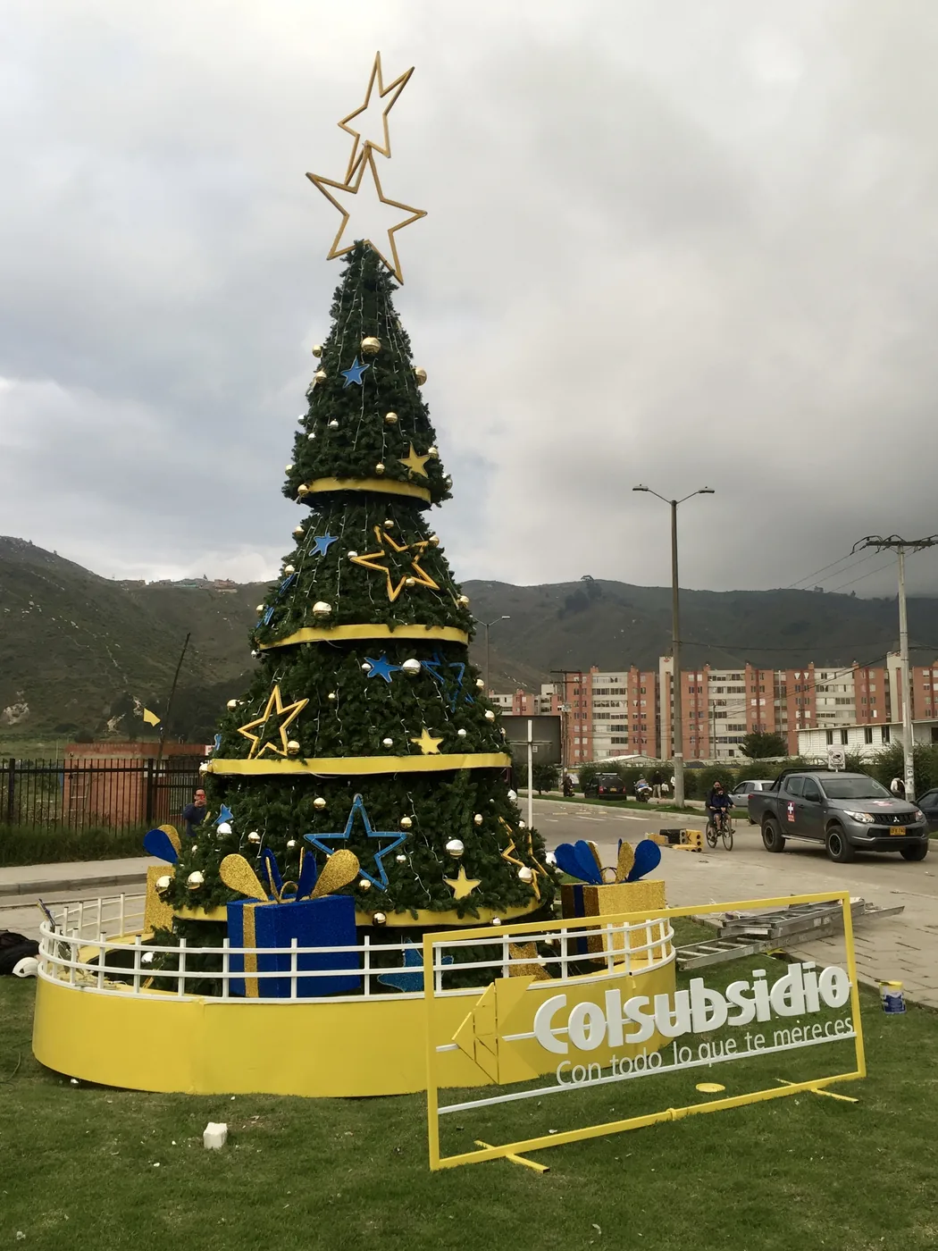 Árbol de Navidad de Colsubsidio instalado en espacio exterior con decoración ornamental y dos estrellas superiores iluminadas