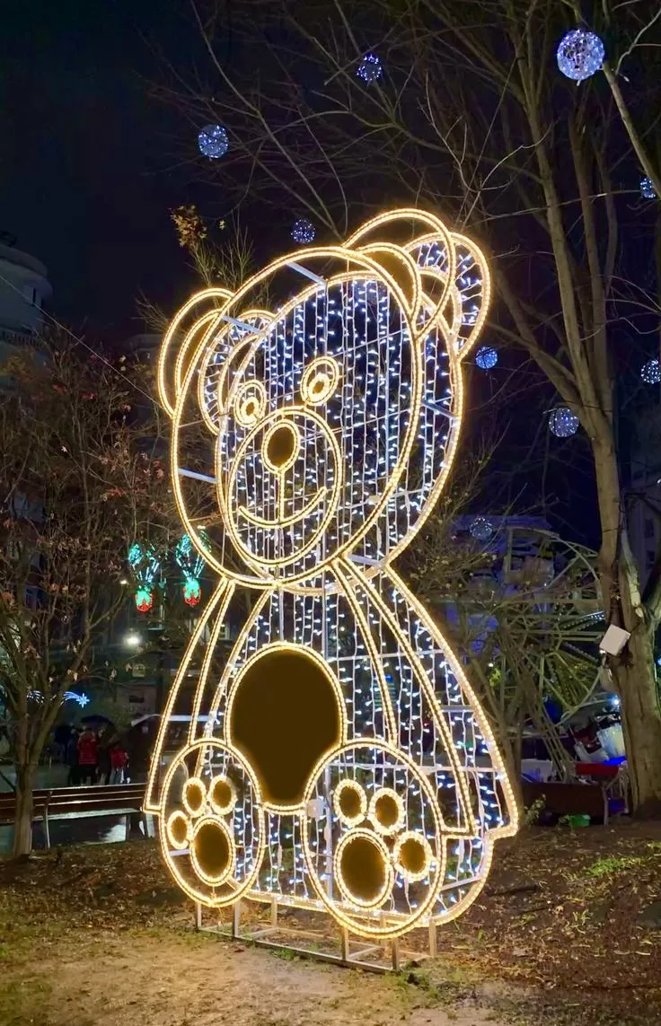 Estructura metálica decorativa en forma de oso navideño con iluminación para montaje comercial de temporada