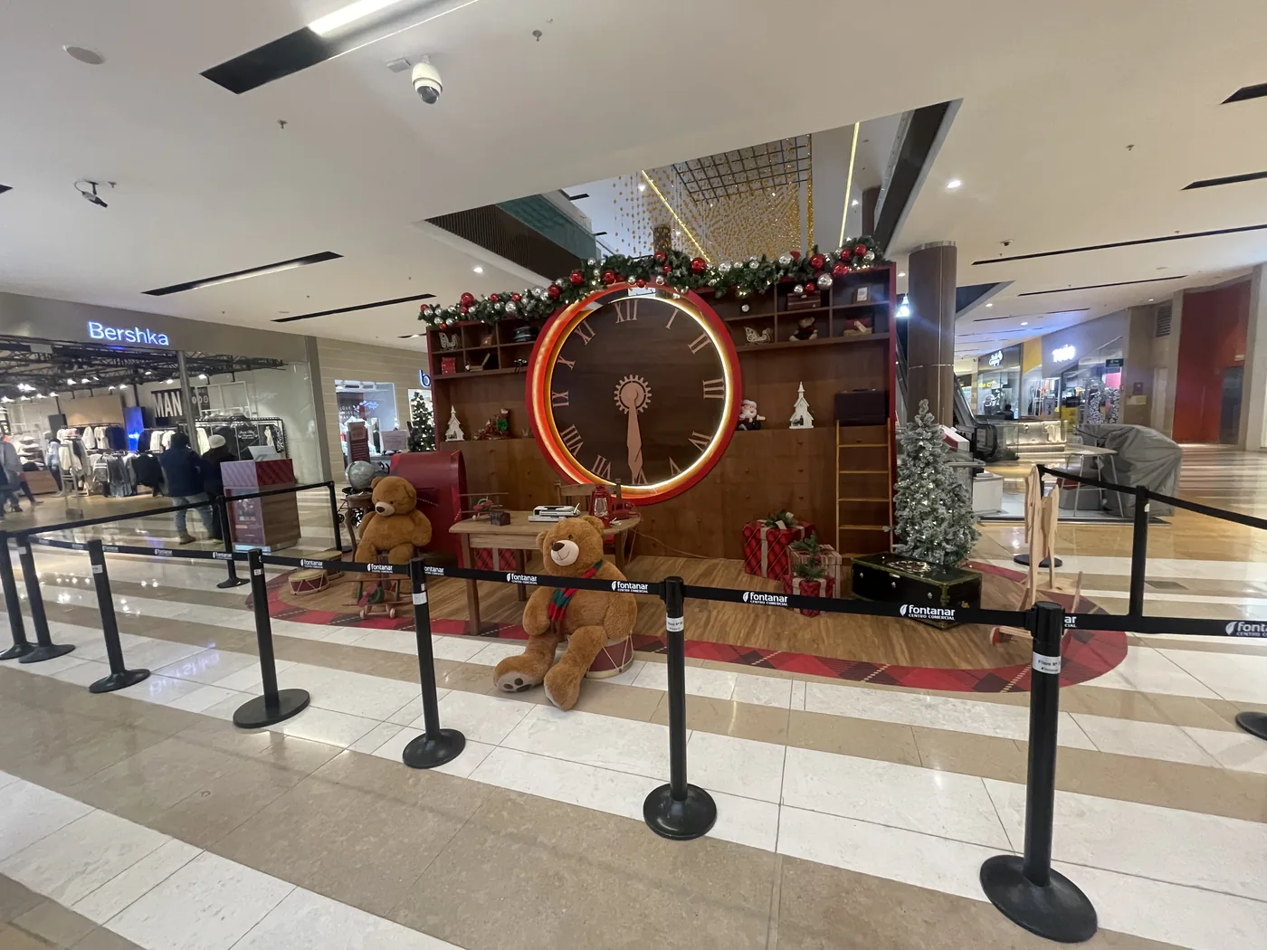 Montaje de elementos decorativos navideños para espacio comercial, con piezas escenográficas, acabados de temporada e instalación profesional
