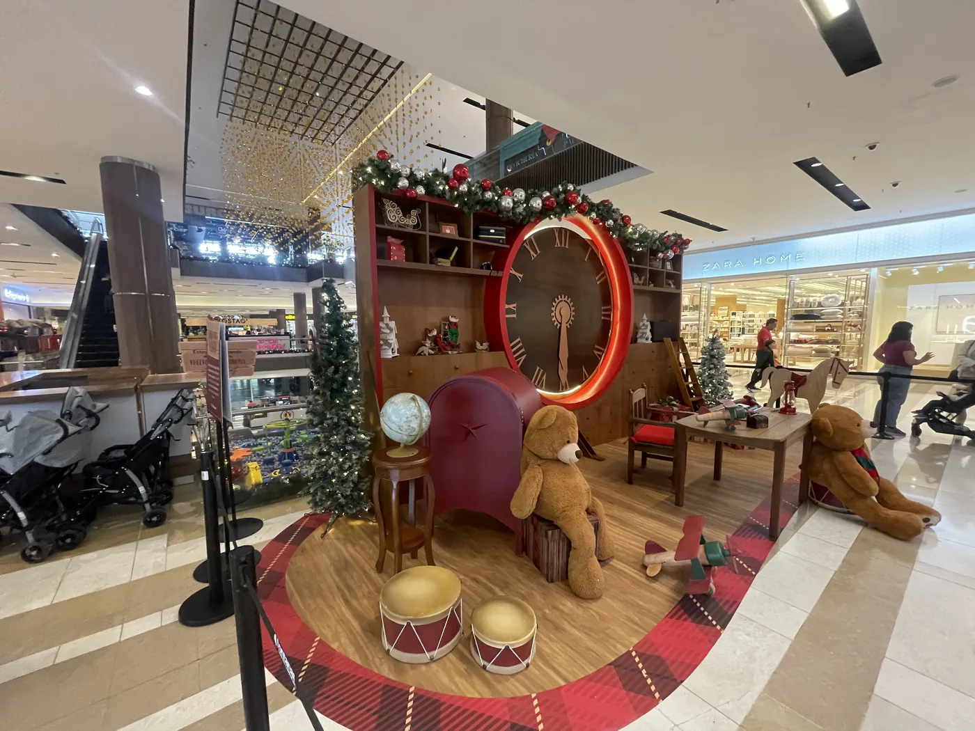 Producción escenográfica navideña con estructuras decorativas, acabados temáticos y elementos diseñados para ambientación comercial de temporada