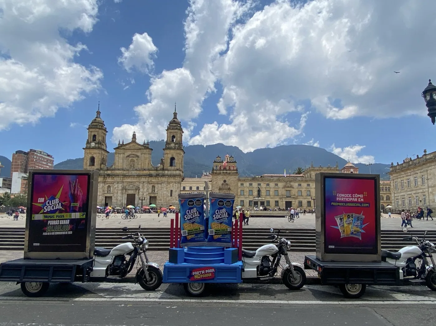 Motos valla publicitarias de club social con volumetría 3d instalada en la plaza de Bolivar