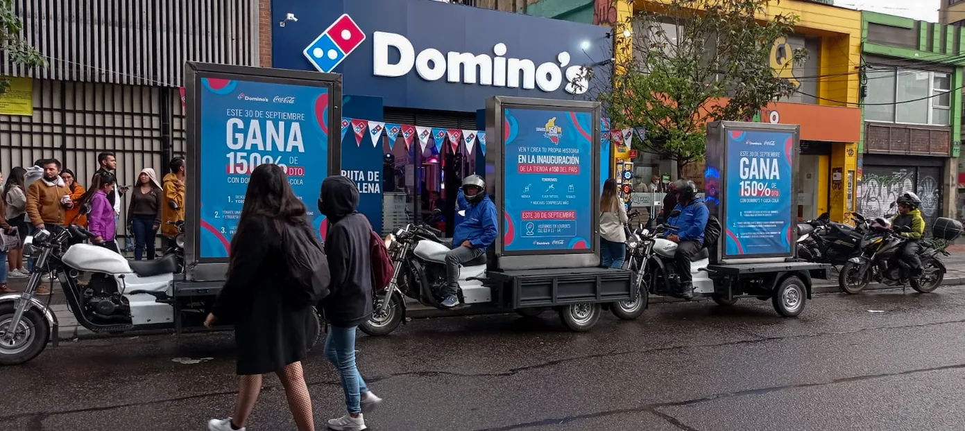 Motos valla publicitarias Domino's frente a punto comercial