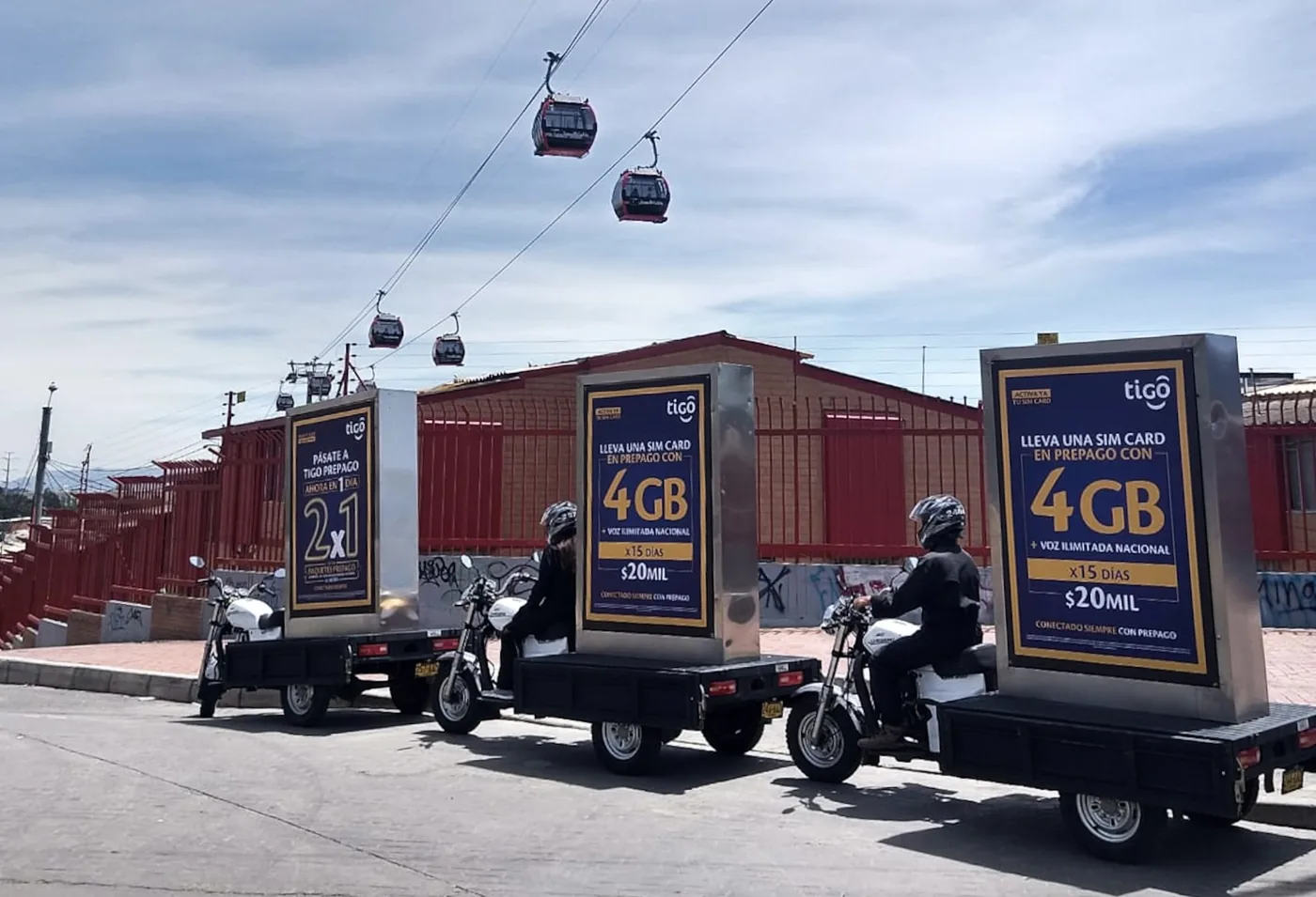 3 Motos valla publicitarias de tigo circulando
