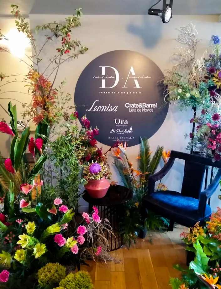 Ambientación floral para punto de venta con arreglo decorativo, señalización de marca y elementos visuales para exhibición comercial