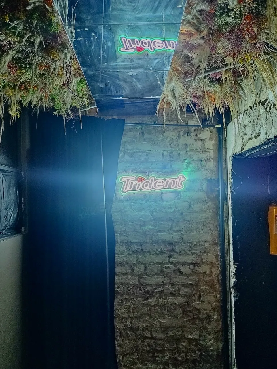 Señalización interior para restaurante o café con aviso luminoso sobre muro texturizado y ambientación comercial nocturna