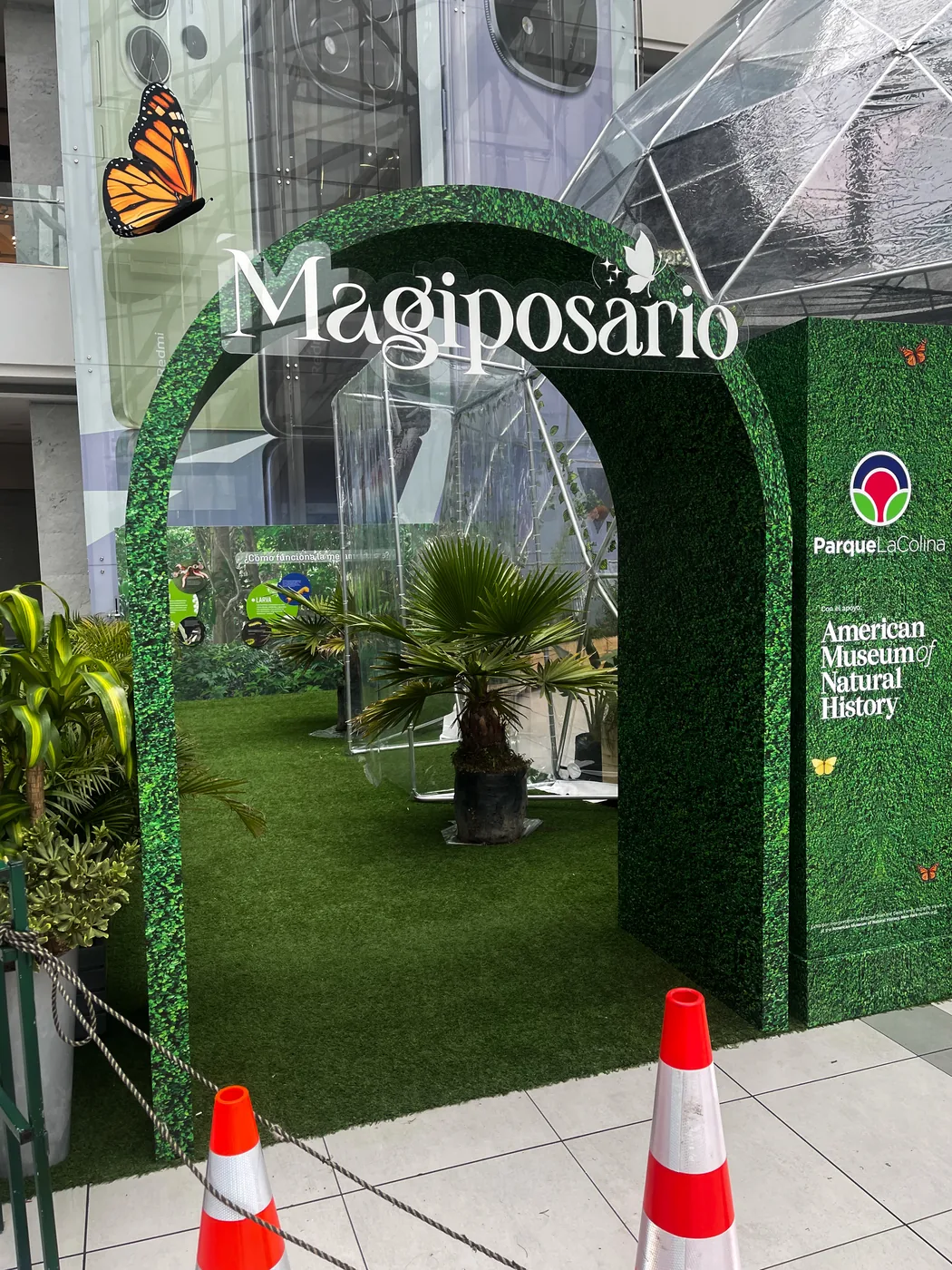 Stand corporativo para Euromapmund Vacations y Viajes Iberoluna en feria comercial, con mostrador, gráficas de destinos turísticos y estructura modular de exhibición
