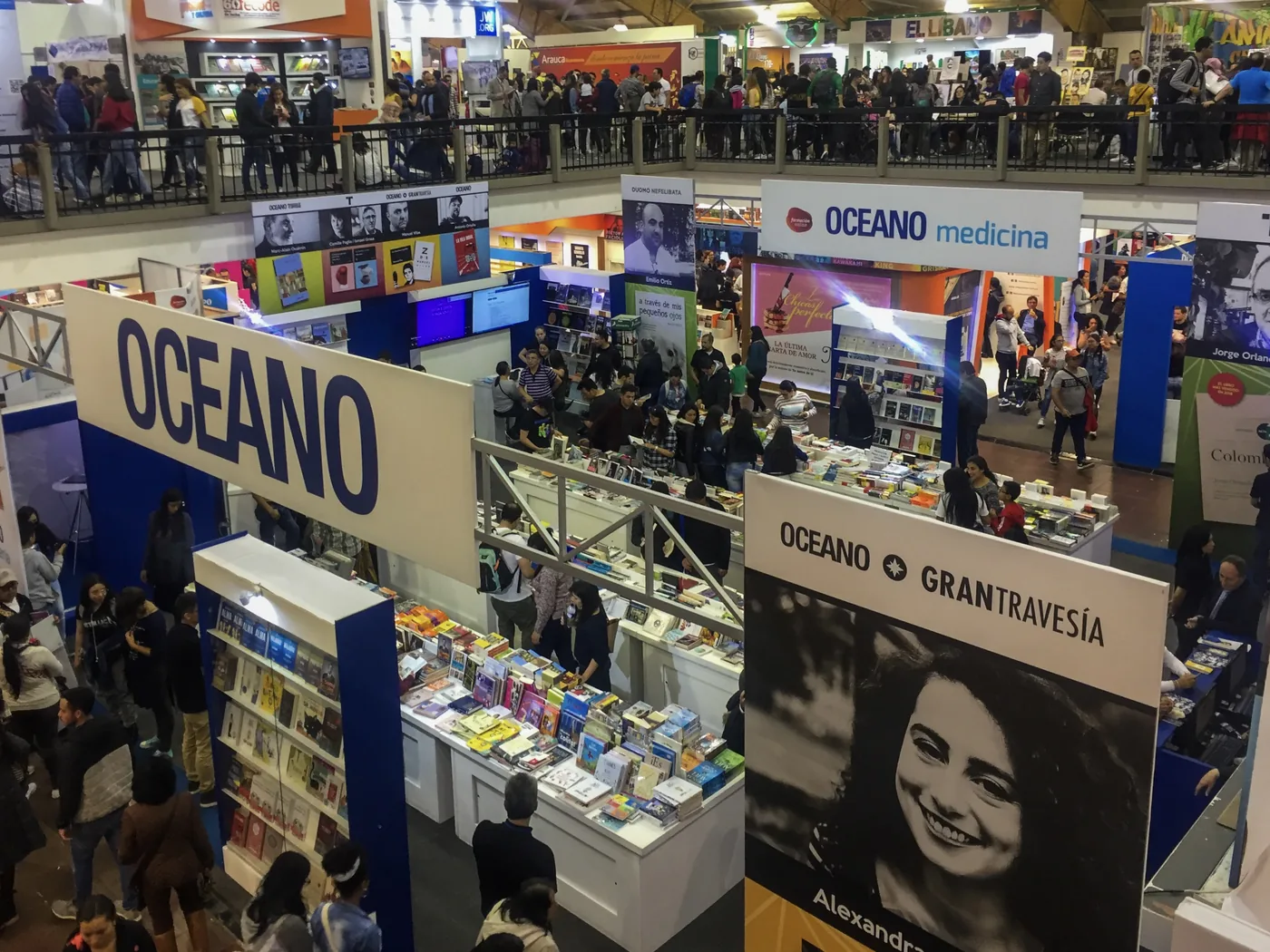 Vista general de pabellón comercial de Oceano en feria o exposición, con módulos de exhibición, branding y circulación de visitantes
