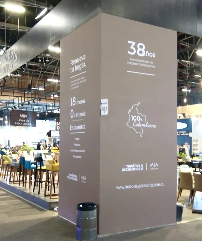 Tótem informativo de gran formato en feria comercial con información institucional, logros de marca y diseño minimalista