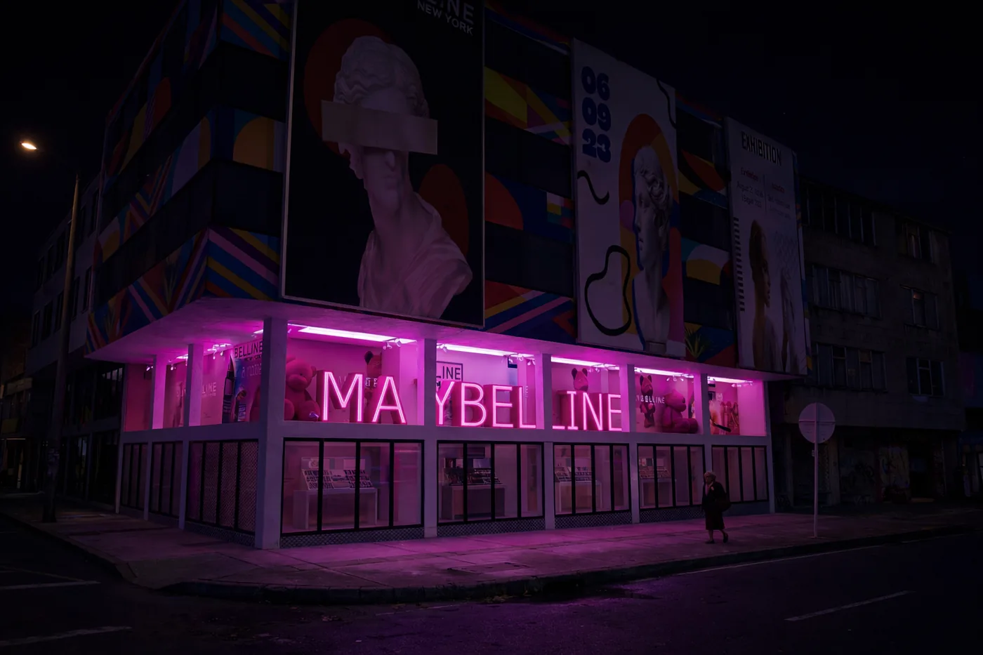 Fachada comercial intervenida para Maybelline con iluminación rosa y ambientación nocturna de alto impacto visual