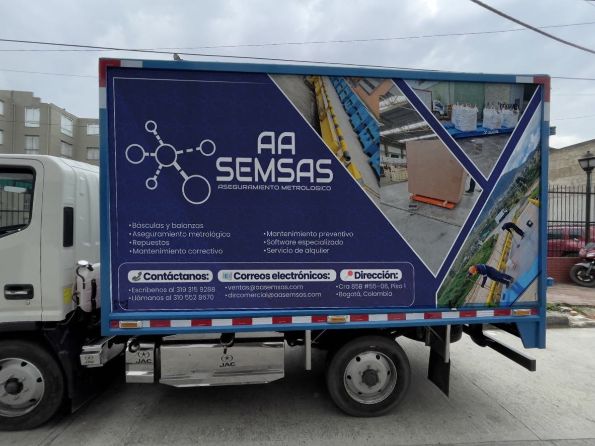 Camión de carga con rotulación vehicular completa corporativa de AA SEMSAS