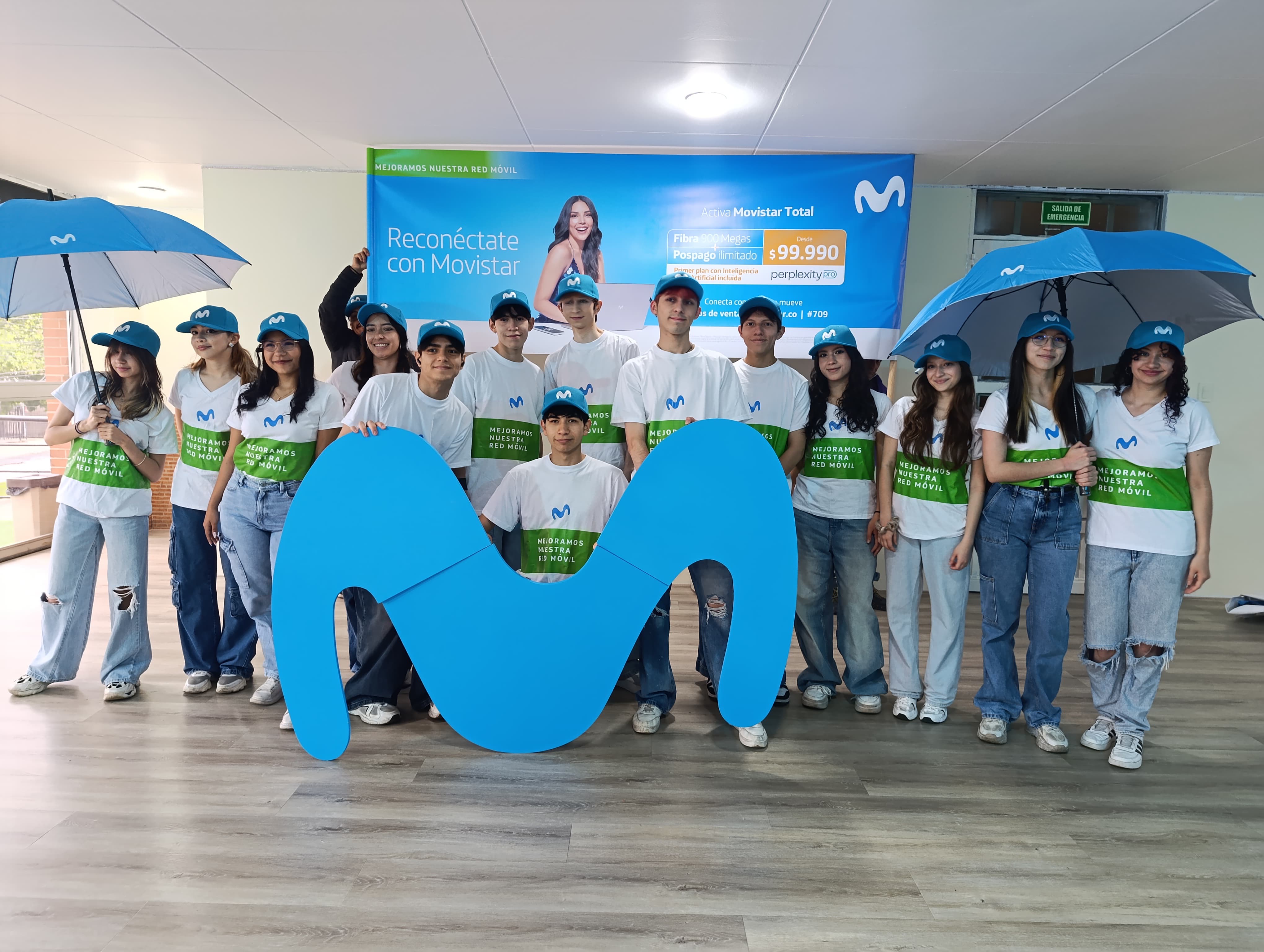 Stand promocional de Movistar al aire libre con promotores y material pop