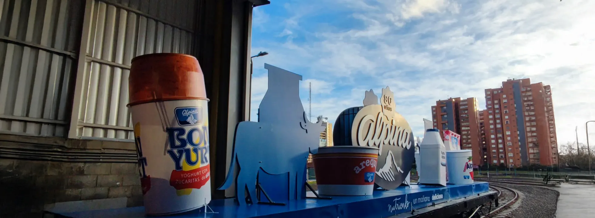 Producción y escenografía publicitaria de gran formato en Colombia